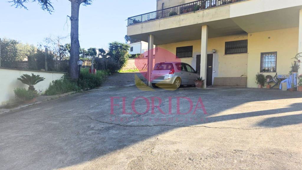 locale commerciale in vendita ad Aprilia in zona Fossignano