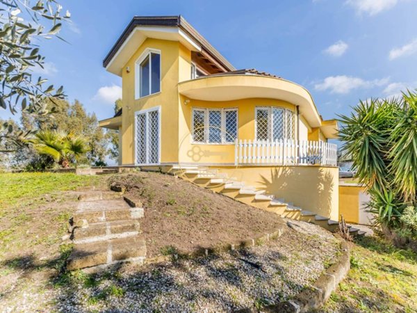 casa indipendente in vendita ad Aprilia in zona Campoleone