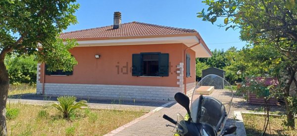 casa indipendente in vendita ad Aprilia in zona Campo di Carne