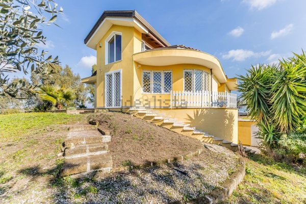 casa indipendente in vendita ad Aprilia in zona Casalazzara