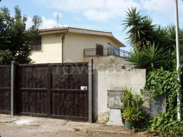 casa indipendente in vendita ad Aprilia in zona Fossignano