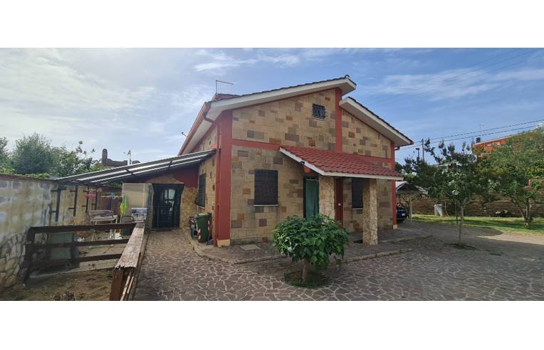 casa indipendente in vendita ad Aprilia in zona Cogna