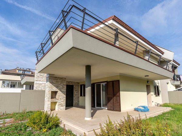 casa indipendente in vendita ad Aprilia