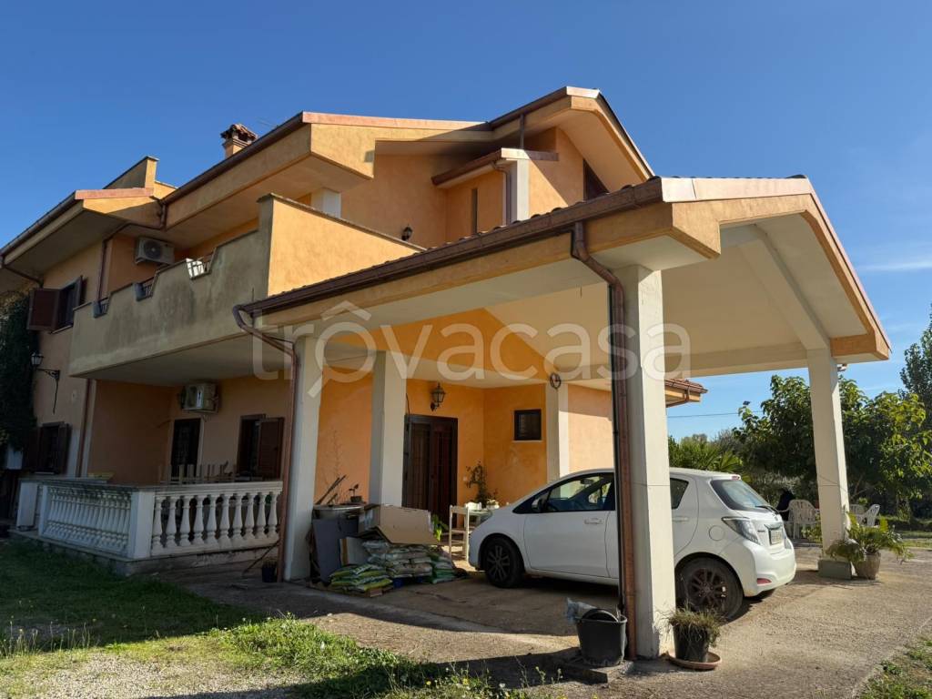 casa indipendente in vendita ad Aprilia in zona Cogna