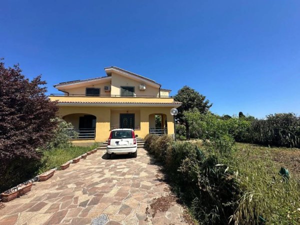casa indipendente in vendita ad Aprilia in zona Campo di Carne