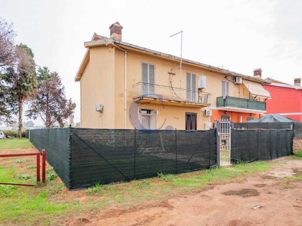 appartamento in vendita ad Aprilia in zona Campo di Carne