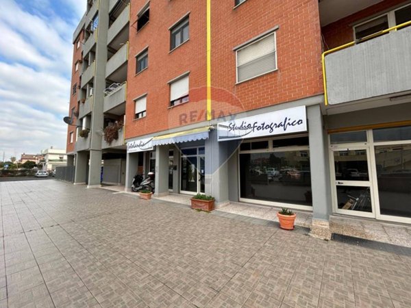 negozio in vendita ad Aprilia