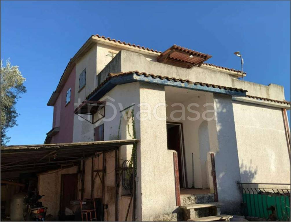 casa indipendente in vendita ad Aprilia in zona Cogna