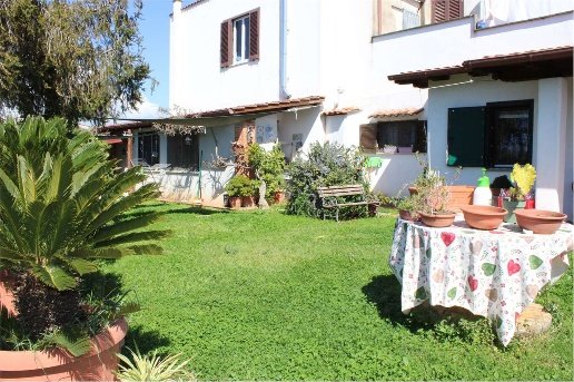 appartamento in vendita ad Aprilia in zona Casalazzara