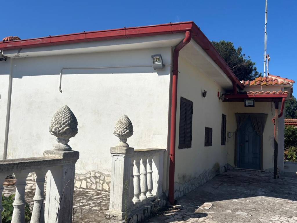 casa indipendente in vendita ad Aprilia in zona Cogna