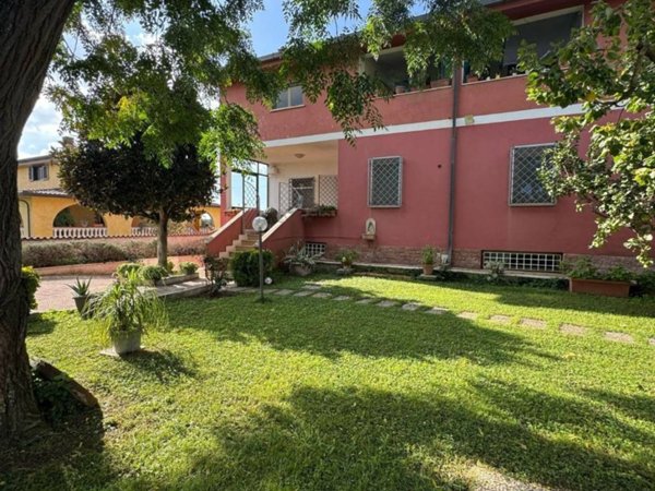casa indipendente in vendita ad Aprilia in zona Campoleone