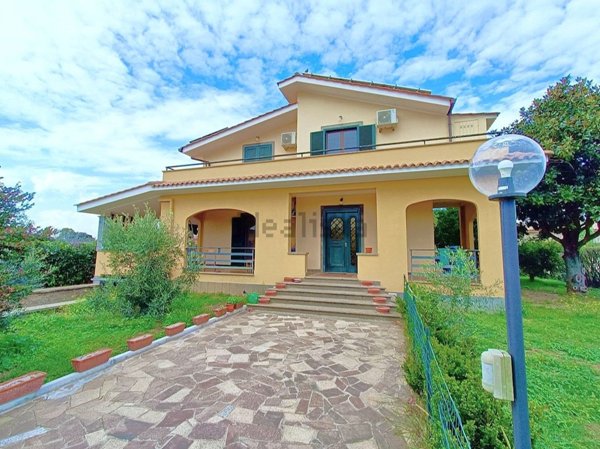 casa indipendente in vendita ad Aprilia in zona Campo di Carne