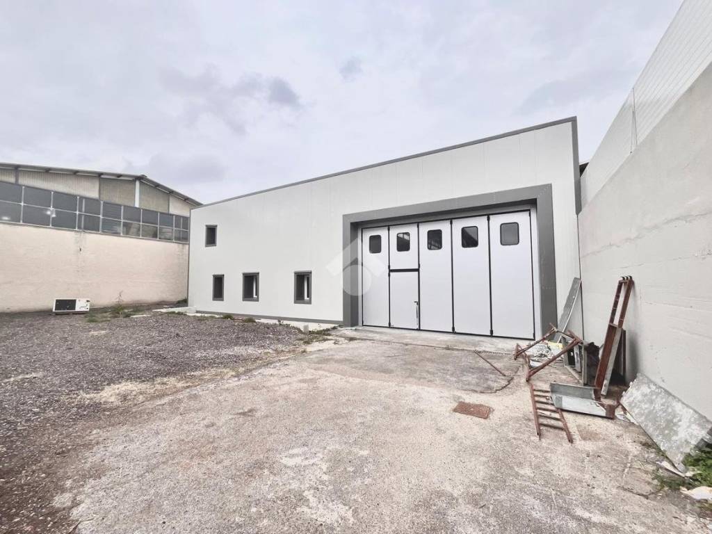 locale commerciale in vendita ad Aprilia in zona Riserva Nuova