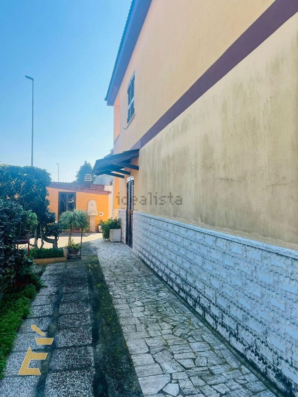 casa indipendente in vendita ad Aprilia in zona Cogna