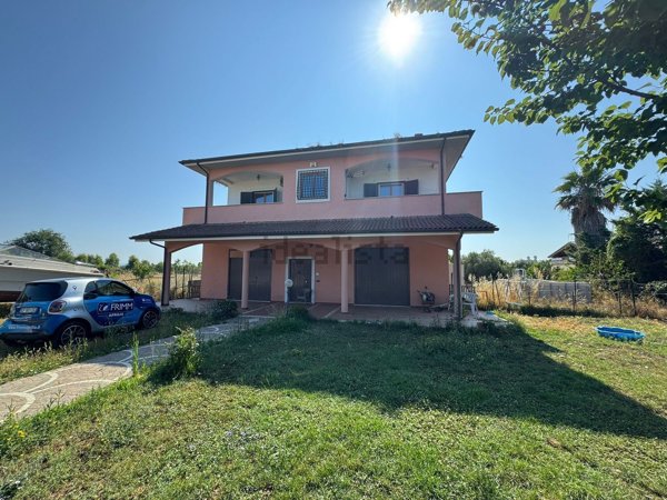 casa indipendente in vendita ad Aprilia in zona Riserva Nuova