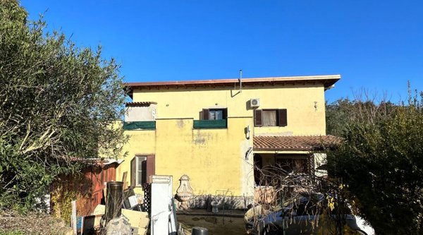 casa indipendente in vendita ad Aprilia in zona Fossignano