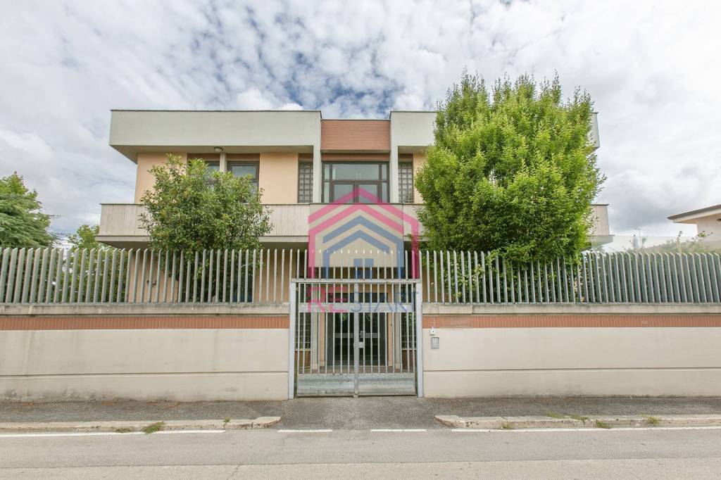 negozio in vendita ad Aprilia