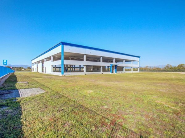 capannone in vendita ad Aprilia in zona Riserva Nuova