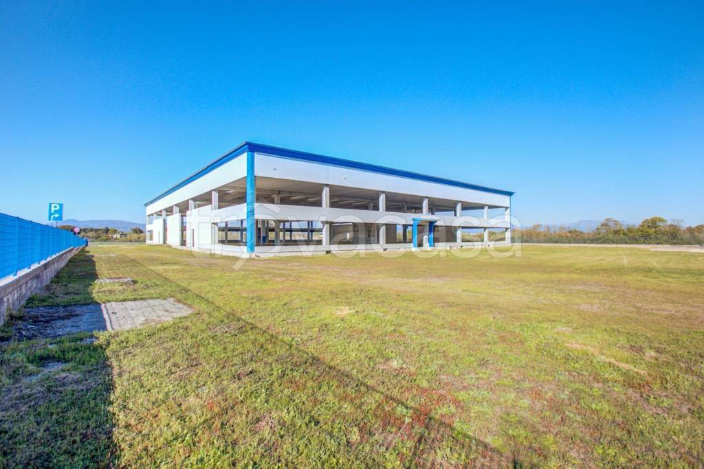 capannone in vendita ad Aprilia