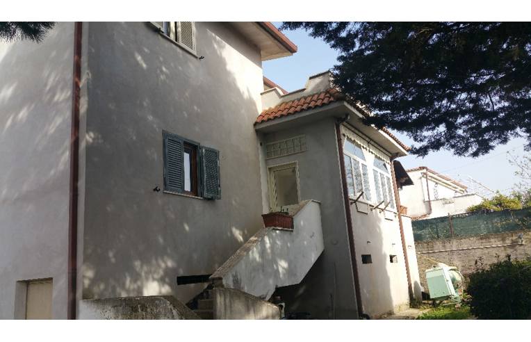 casa indipendente in vendita ad Aprilia in zona Fossignano