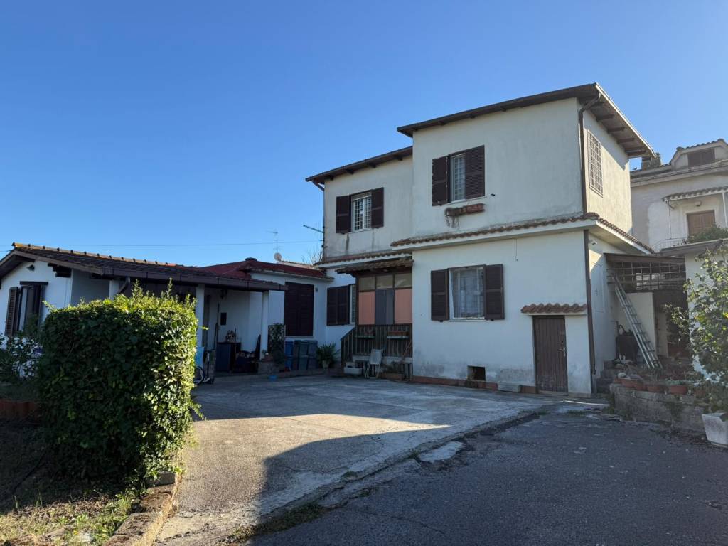 casa indipendente in vendita ad Aprilia in zona Fossignano