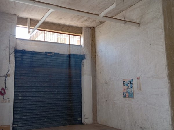 locale di sgombero in vendita ad Aprilia