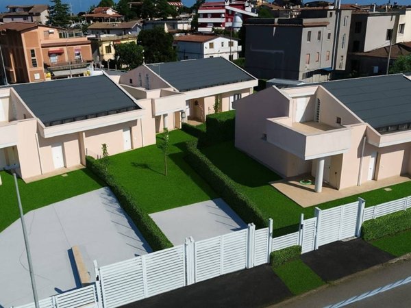 casa indipendente in vendita ad Aprilia in zona Campoleone