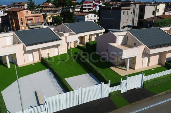 casa indipendente in vendita ad Aprilia in zona Campoleone