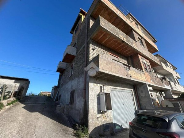 locale commerciale in vendita ad Aprilia in zona Fossignano