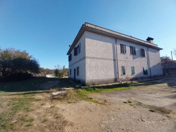 casa indipendente in vendita ad Aprilia in zona Cogna