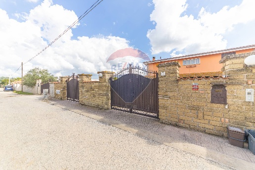 appartamento in vendita ad Aprilia in zona Campo di Carne