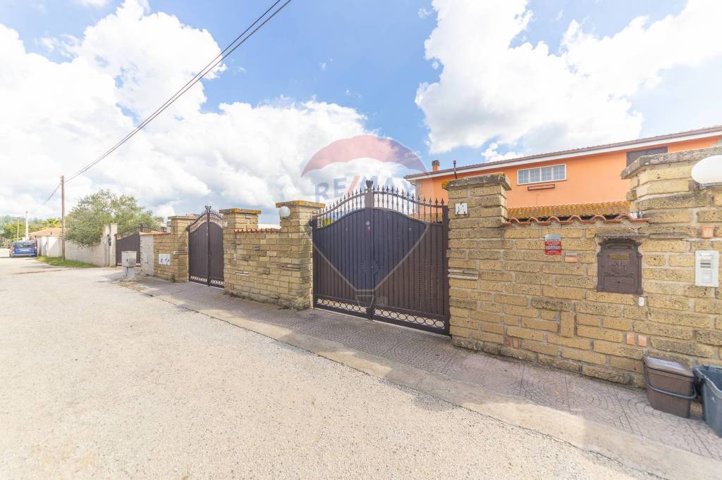 appartamento in vendita ad Aprilia in zona Campo di Carne