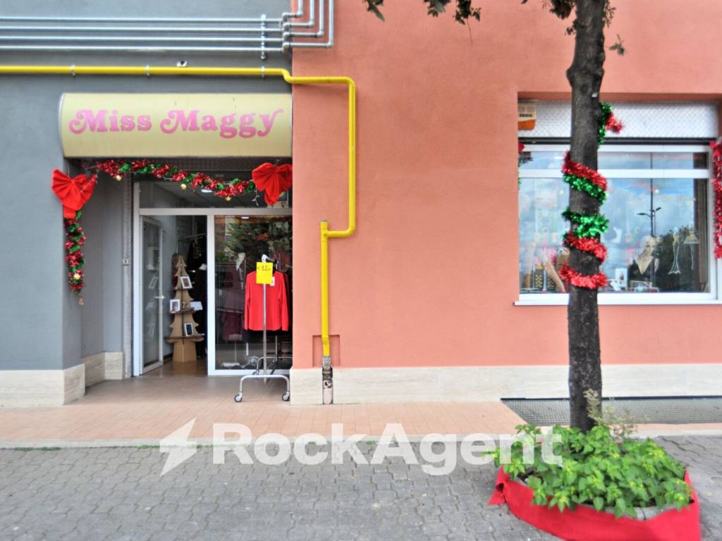 negozio in vendita ad Aprilia