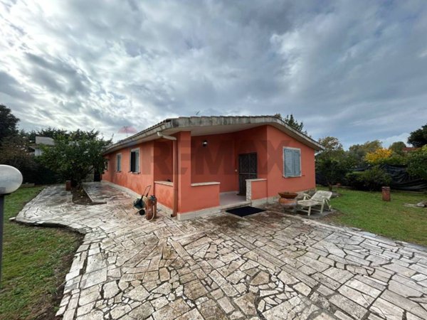 casa indipendente in vendita ad Aprilia in zona Cogna