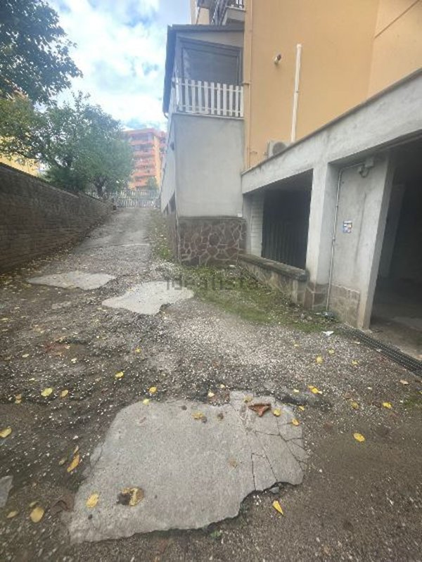 locale di sgombero in vendita ad Aprilia