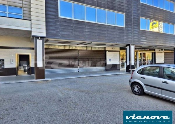 locale commerciale in vendita ad Aprilia