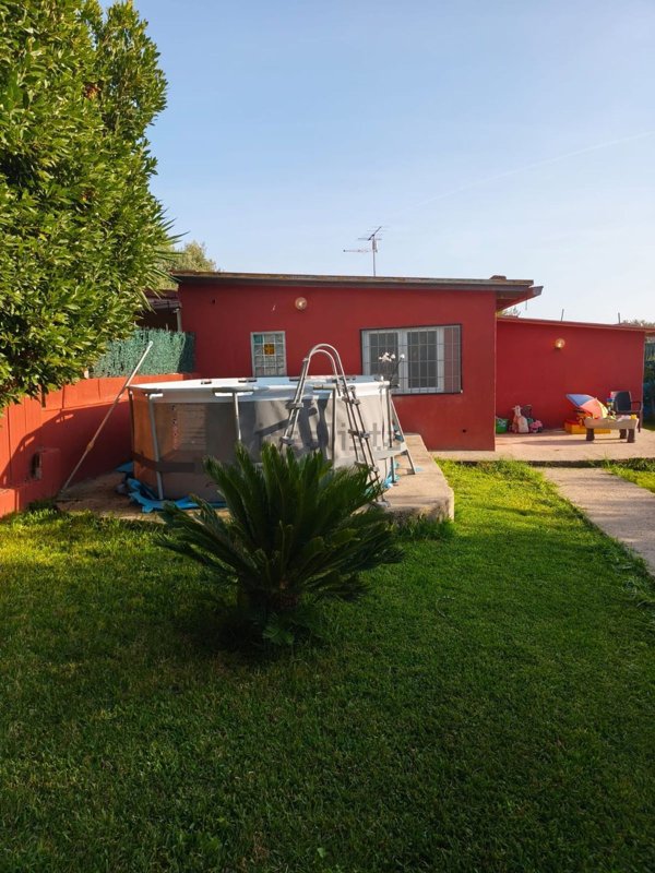 casa indipendente in vendita ad Aprilia in zona Cogna