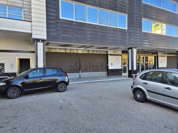 locale commerciale in vendita ad Aprilia