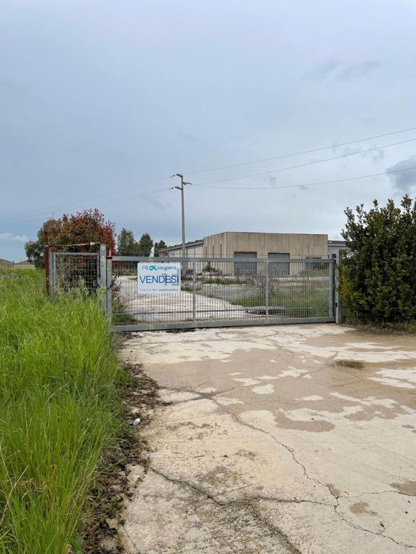 capannone in vendita ad Aprilia