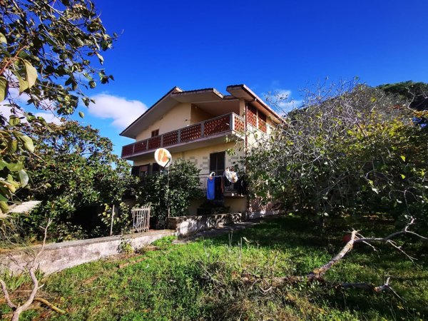 casa indipendente in vendita ad Aprilia in zona Fossignano