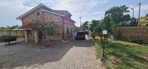casa indipendente in vendita ad Aprilia in zona Campo di Carne