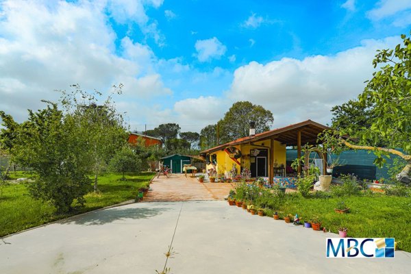 casa indipendente in vendita ad Aprilia in zona Campo di Carne