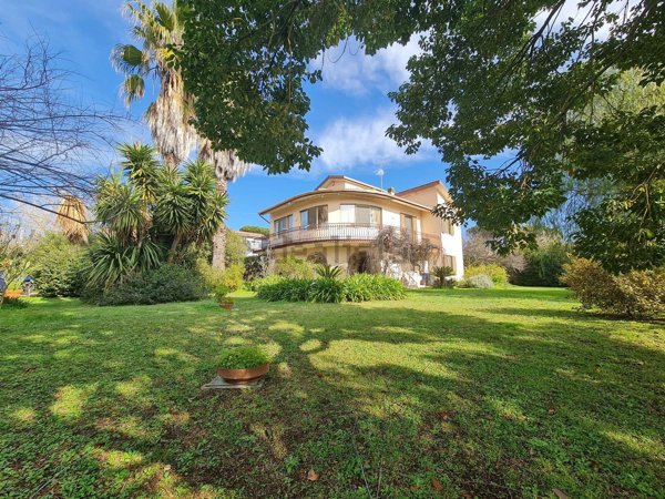 casa indipendente in vendita ad Aprilia in zona Cogna