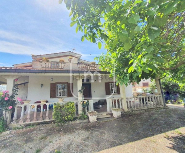 casa indipendente in vendita ad Aprilia in zona Casalazzara