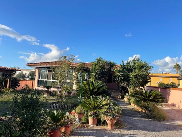 casa indipendente in vendita ad Aprilia in zona Cogna