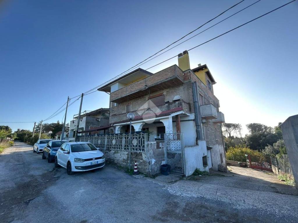 locale commerciale in vendita ad Aprilia in zona Fossignano