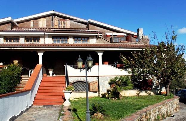 casa indipendente in vendita ad Aprilia in zona Fossignano