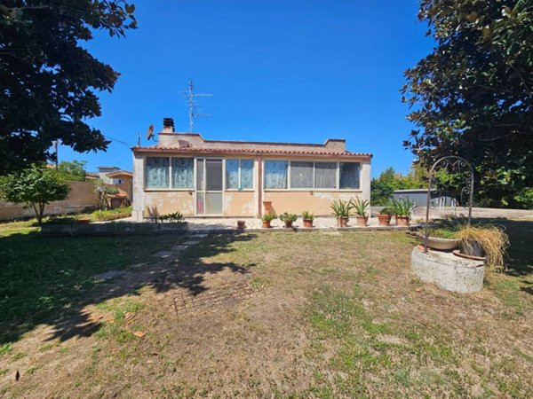 casa indipendente in vendita ad Aprilia in zona Cogna