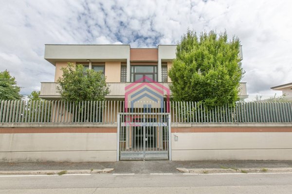 locale commerciale in vendita ad Aprilia