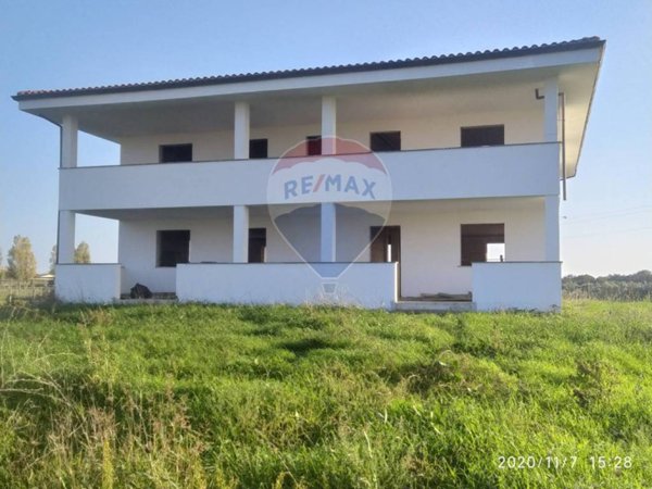 casa indipendente in vendita ad Aprilia in zona Campoleone